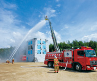 消防隊による放水訓練