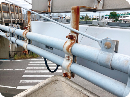 腐食が進んだ地点名標識の取り付け金具