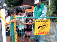 子どもたちと共に取り付け