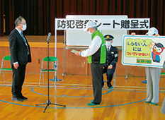 目録贈呈 （名古屋市立常安小学校にて）