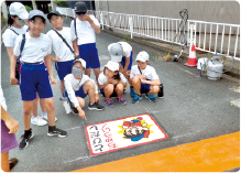 三谷小学校の通学路に設置した「路面シート」