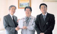 （左から）前山会長　馬場事務局長、本多委員長