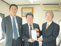 （左から）前山会長　馬場事務局長、本多委員長