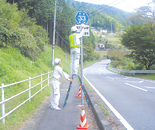 路側標識清掃の様子